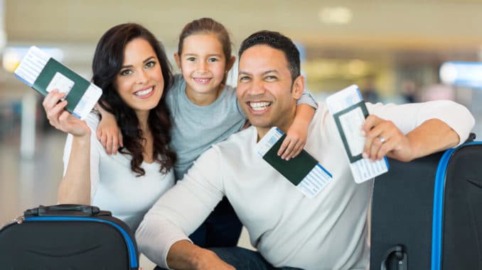 Familie mit Visa und Flugtickets