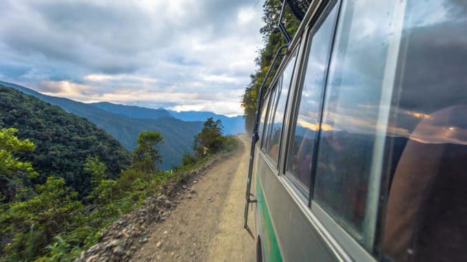 Busfahrt am steilen Pass in Bolivien