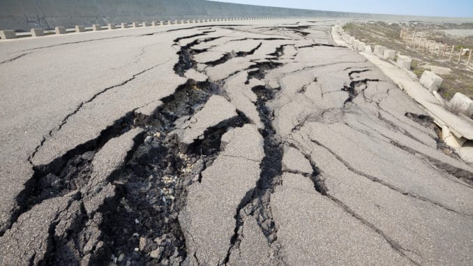 Durch Erdbeben zerstörte Straße in Peru